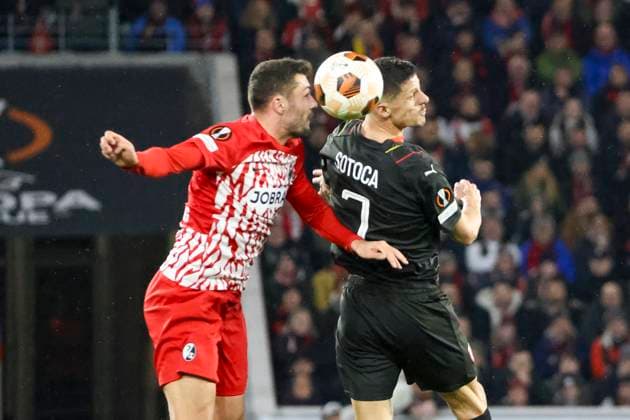 Manuel Gulde (SC Freiburg, 05) und Florian Sotoca (RC Lens, 07) beim Kopfballduell , Fussball, UEFA Europa League, Play-off 2. Spiel, 2023 2024, SC Freiburg vs. RC Lens, 22.02.2024, Europa-Park Stadion , Freiburg im Breisgau, Deutschland Freiburg im Breisgau Europa-Park Stadion Baden-Wuerttemberg Deutschland Copyright: xGrantxHubbsx