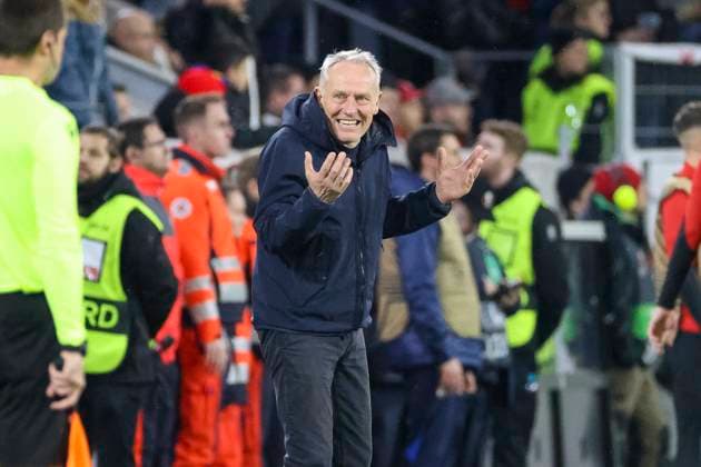 Christian Streich (SC Freiburg, Trainer), Geste, Gestik, gestikuliert , Fussball, UEFA Europa League, Play-off 2. Spiel, 2023 2024, SC Freiburg vs. RC Lens, 22.02.2024, Europa-Park Stadion , Freiburg im Breisgau, Deutschland Freiburg im Breisgau Europa-Park Stadion Baden-Wuerttemberg Deutschland Copyright: xGrantxHubbsx