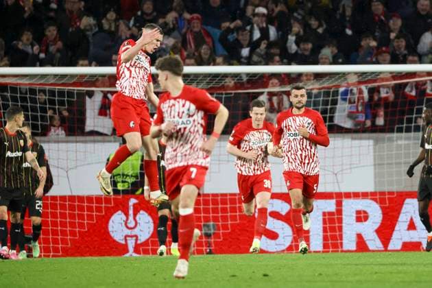 Torjubel SC Freiburg beim 1:2 durch Roland Sallai (SC Freiburg, 22) , Fussball, UEFA Europa League, Play-off 2. Spiel, 2023 2024, SC Freiburg vs. RC Lens, 22.02.2024, Europa-Park Stadion , Freiburg im Breisgau, Deutschland Freiburg im Breisgau Europa-Park Stadion Baden-Wuerttemberg Deutschland Copyright: xGrantxHubbsx