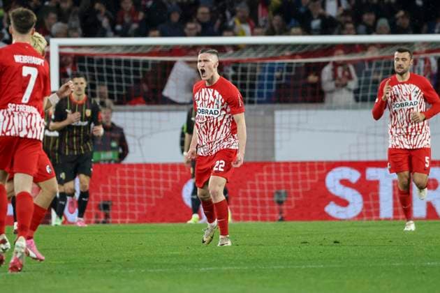 Torjubel SC Freiburg beim 1:2 durch Roland Sallai (SC Freiburg, 22) , Fussball, UEFA Europa League, Play-off 2. Spiel, 2023 2024, SC Freiburg vs. RC Lens, 22.02.2024, Europa-Park Stadion , Freiburg im Breisgau, Deutschland Freiburg im Breisgau Europa-Park Stadion Baden-Wuerttemberg Deutschland Copyright: xGrantxHubbsx
