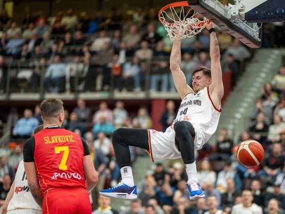 Sport Themen der Woche KW08 Sport Bilder des Tages Andrija Slavkovic (Montenegro, 07), David Kraemer (Deutschland, 44), GER, Deutschland vs. Montenegro, Länderspiel, A-Herren Nationalmannschaft, Basketball, DBB, Qualifikation, FIBA EuroBaskets 2025, 22.02.2024, GER, Deutschland vs. Montenegro, Länderspiel, A-Herren Nationalmannschaft, Basketball, DBB, Qualifikation, FIBA EuroBaskets 2025, 22.02.2024 Ludwigsburg *** Andrija Slavkovic Montenegro, 07 , David Kraemer Germany, 44 , GER, Germany vs Montenegro, International match, A mens national team, Basketball, DBB, Qualification, FIBA EuroBaskets 2025, 22 02 2024, GER, Germany vs Montenegro, International match, A mens national team, Basketball, DBB, Qualification, FIBA EuroBaskets 2025, 22 02 2024 Ludwigsburg Copyright: xEibner-Pressefoto SaschaxWaltherx EP_EER