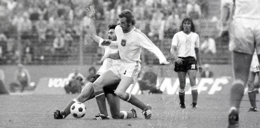 15.06.74 Polen - Argentinien Deutschland, Stuttgart, 15.06.1974, Fussball, WM 1974 in Deutschland, Polen - Argentinien (3:2): v.l. Ruben Ayala (Argentinien), Antoni Szymanoswki (Polen). *** 15 06 74 Poland Argentina Germany, Stuttgart, 15 06 1974, Football, 1974 World Cup in Germany, Poland Argentina 3 2 v l Ruben Ayala Argentina , Antoni Szymanoswki Poland