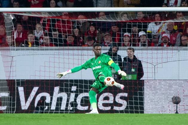 Brice Samba (RC Lens, 30) am Ball, GER, SC Freiburg vs RC Lens, Fussball UEFA Europa League, Playoff Zwischenrunde Rueckspiel, Saison 2023 2024, 22.02.2024 GER, SC Freiburg vs RC Lens, Fussball UEFA Europa League, Playoff Zwischenrunde Rueckspiel, Saison 2023 2024, 22.02.2024 Freiburg Copyright: xEibner-Pressefoto Memmlerx EP_MMR