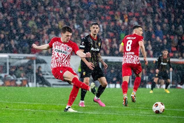Matthias Ginter (SC Freiburg, 28) am Ball, GER, SC Freiburg vs RC Lens, Fussball UEFA Europa League, Playoff Zwischenrunde Rueckspiel, Saison 2023 2024, 22.02.2024 GER, SC Freiburg vs RC Lens, Fussball UEFA Europa League, Playoff Zwischenrunde Rueckspiel, Saison 2023 2024, 22.02.2024 Freiburg Copyright: xEibner-Pressefoto Memmlerx EP_MMR