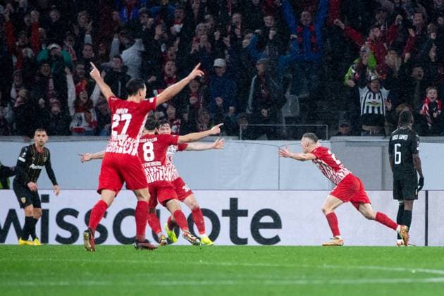 Roland Sallai (SC Freiburg, 22), Nicolas Hoefler (SC Freiburg, 27), Maximilan Eggestein (SC Freiburg, 08) jubeln ueber das Tor zum 2:2, GER, SC Freiburg vs RC Lens, Fussball UEFA Europa League, Playoff Zwischenrunde Rueckspiel, Saison 2023 2024, 22.02.2024 GER, SC Freiburg vs RC Lens, Fussball UEFA Europa League, Playoff Zwischenrunde Rueckspiel, Saison 2023 2024, 22.02.2024 Freiburg Copyright: xEibner-Pressefoto Memmlerx EP_MMR