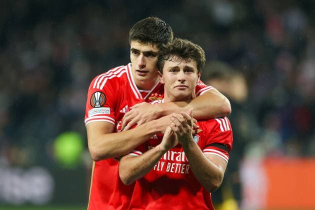 Sport Bilder des Tages Toulouse - Stadium de Toulouse, 22.02.2024 UEFA Europa League Play-off Toulouse FC - S.L.Benfica v.l., Antonio Silva (S.L.Benfica), Joao Neves (S.L.Benfica), weint, bedankt sich bei den Fans, bedanken, Dank. Mannschaft nach dem Spiel, after the match bedankt sich bei den Fans, applauds the fans Copyright: JoaquimxFerreira