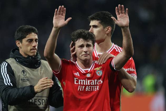 Toulouse - Stadium de Toulouse, 22.02.2024 UEFA Europa League Play-off Toulouse FC - S.L.Benfica v.l., Tiago Gouveia, Joao Neves (S.L.Benfica) weint, Antonio Silva (S.L.Benfica), bedankt sich bei den Fans, bedanken, Dank. Mannschaft nach dem Spiel, after the match bedankt sich bei den Fans, applauds the fans Copyright: JoaquimxFerreira