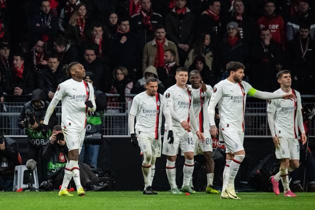 Joie des joueurs du Milan AC aprÃ s le but de Rafael Leao (AC Milan) FOOTBALL : Stade Rennais x AC Milan - Ligue Europa - Barrage retour - 22 02 2024 BaptisteAutissier Panoramic 