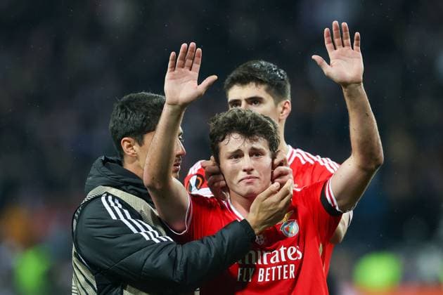 Toulouse - Stadium de Toulouse, 22.02.2024 UEFA Europa League Play-off Toulouse FC - S.L.Benfica v.l., Tiago Gouveia, Joao Neves (S.L.Benfica) weint, Antonio Silva (S.L.Benfica), bedankt sich bei den Fans, bedanken, Dank. Mannschaft nach dem Spiel, after the match bedankt sich bei den Fans, applauds the fans Copyright: JoaquimxFerreira