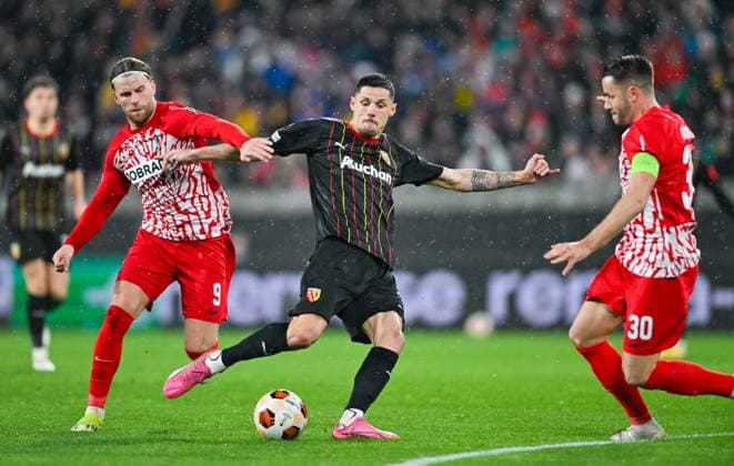 Germany, Freiburg, 22.02.2024, Europa-Park Stadion, SC Freiburg vs RC Lens - UEFA Europa League, Lucas Hoeler (SC Freiburg), Florian Sotoca (RC Lens) und Christian Guenter (SC Freiburg) battle for the ball Freiburg Europa-Park Stadion Baden-Wuerttemberg Germany