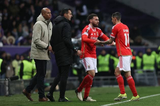 Toulouse - Stadium de Toulouse, 22.02.2024 UEFA Europa League Play-off Toulouse FC - S.L.Benfica v.l., Orkun Kokcu (S.L.Benfica), Angel di Maria (S.L.Benfica) wird ausgewechselt Copyright: JoaquimxFerreira