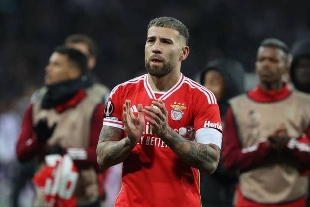 Toulouse - Stadium de Toulouse, 22.02.2024 UEFA Europa League Play-off Toulouse FC - S.L.Benfica v.l., Nicolas Otamendi (S.L.Benfica) bedankt sich bei den Fans, bedanken, Dank. Mannschaft nach dem Spiel, after the match bedankt sich bei den Fans, applauds the fans Copyright: JoaquimxFerreira