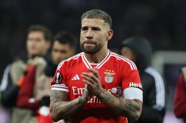 Toulouse - Stadium de Toulouse, 22.02.2024 UEFA Europa League Play-off Toulouse FC - S.L.Benfica v.l., Nicolas Otamendi (S.L.Benfica) bedankt sich bei den Fans, bedanken, Dank. Mannschaft nach dem Spiel, after the match bedankt sich bei den Fans, applauds the fans Copyright: JoaquimxFerreira