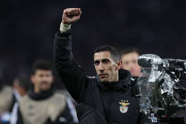 Toulouse - Stadium de Toulouse, 22.02.2024 UEFA Europa League Play-off Toulouse FC - S.L.Benfica v.l., Angel di Maria (S.L.Benfica), bedankt sich bei den Fans, bedanken, Dank. Mannschaft nach dem Spiel, after the match bedankt sich bei den Fans, applauds the fans Copyright: JoaquimxFerreira