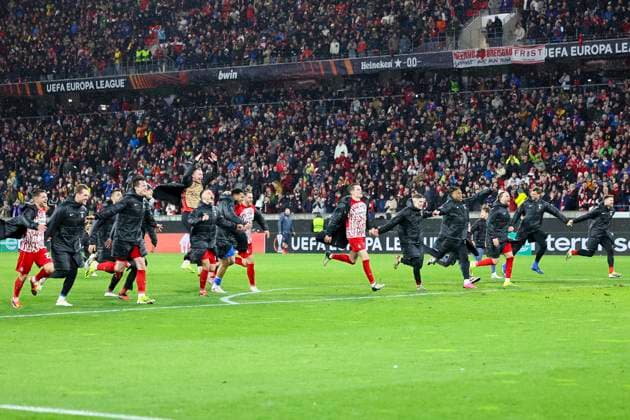 SC Freiburg nach dem Spiel bei den Fans , Fussball, UEFA Europa League, Play-off 2. Spiel, 2023 2024, SC Freiburg vs. RC Lens, 22.02.2024, Europa-Park Stadion , Freiburg im Breisgau, Deutschland Freiburg im Breisgau Europa-Park Stadion Baden-Wuerttemberg Deutschland Copyright: xGrantxHubbsx