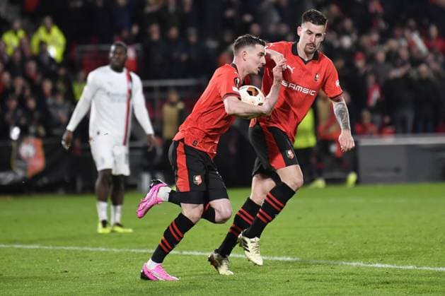 Stade Rennais - Milan AC PHOTOPQR OUEST FRANCE Thomas Brégardis Ouest-France ; Rennes ; 22 02 2024 ; Rennes Milan AC (Ligue Europa, 16eme de finale retour) Penalty transformé par le joueur de Rennes Benjamin Bourigeaud, félicité par Baptiste Santamaria Thomas Brégardis Ouest-France Rennes Ille-et-Vilaine France  Copyright: xPHOTOPQR OUESTxFRANCE MAXPPPxThomasxBrégardisx xOuest-Francex 20240222OFR0533 20240222OFR0533