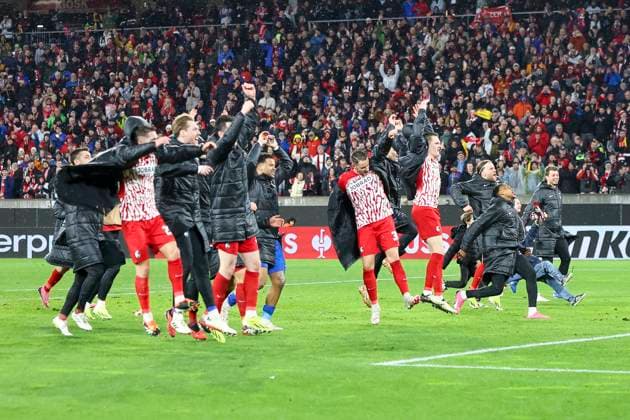 Sport Bilder des Tages SC Freiburg nach dem Spiel bei den Fans , Fussball, UEFA Europa League, Play-off 2. Spiel, 2023 2024, SC Freiburg vs. RC Lens, 22.02.2024, Europa-Park Stadion , Freiburg im Breisgau, Deutschland Freiburg im Breisgau Europa-Park Stadion Baden-Wuerttemberg Deutschland Copyright: xGrantxHubbsx