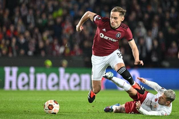 L-R Jan Kuchta (Sparta) and Lucas Torreira (Galatasaray) in action during the Europa League 2nd round return leg match AC Sparta Prague vs Galatasaray Istanbul, Prague, February 22, 2024. (CTKxPhoto MichalxKamaryt) CTKPhotoP2024022209062  CTKPhotoP2024022209062