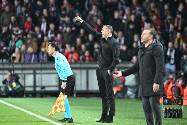 AC Sparta head coach Brian Priske, centre, and Galatasaray head coach Okan Buruk, right, gesture during the Europa League 2nd round return leg match AC Sparta Prague vs Galatasaray Istanbul, Prague, February 22, 2024. (CTKxPhoto MichalxKamaryt) CTKPhotoP2024022209257  CTKPhotoP2024022209257