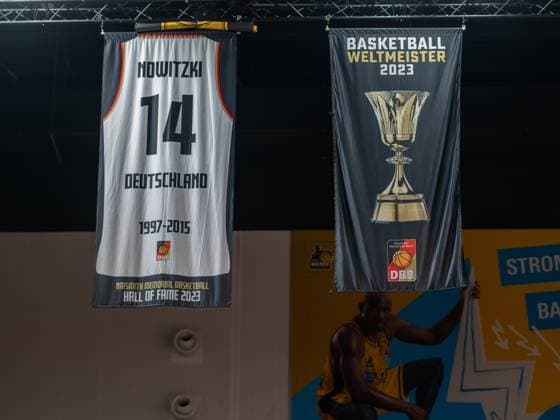 Bilder des Jahres 2024, Sport 02 Feburar Sport Themen der Woche KW08 Sport Bilder des Tages Dirk Nowitzky, GER, Deutschland vs. Montenegro, Länderspiel, A-Herren Nationalmannschaft, Basketball, DBB, Qualifikation, FIBA EuroBaskets 2025, 22.02.2024, GER, Deutschland vs. Montenegro, Länderspiel, A-Herren Nationalmannschaft, Basketball, DBB, Qualifikation, FIBA EuroBaskets 2025, 22.02.2024 Ludwigsburg *** Dirk Nowitzky, GER, Germany vs Montenegro, International match, A mens national team, Basketball, DBB, Qualification, FIBA EuroBaskets 2025, 22 02 2024, GER, Germany vs Montenegro, International match, A mens national team, Basketball, DBB, Qualification, FIBA EuroBaskets 2025, 22 02 2024 Ludwigsburg Copyright: xEibner-Pressefoto SaschaxWaltherx EP_EER