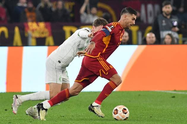 Soccer, Europa League match AS Roma v Feyenoord Mats Wieffer of Feyenoord, Lorenzo Pellegrini of AS Roma during the Uefa Europa League match AS Roma v Feyenoord at Olimpico stadium in Rome, Italy, 22nd February 2024. Imago-Images Emmefoto Copyright: xImago-Images Emmefotox