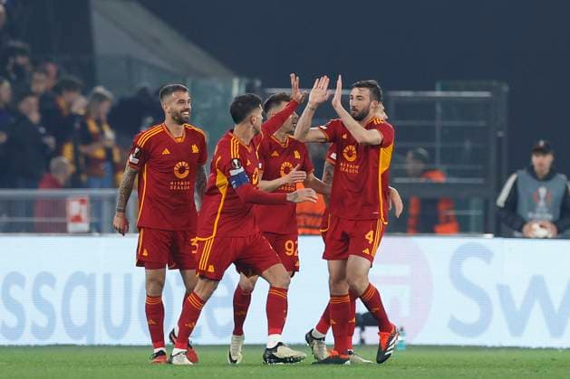 Lorenzo Pellegrini (AS Roma) celebrates after scoring his team s first goal with team mates, UEFA Europa League 2023 24 - Knockout Round Play-offs Second Leg, AS Roma vs Feyenoord, Olimpico Stadium, February 22, 2024, Rome, Italy.