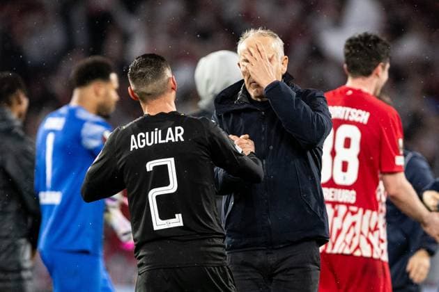 Sport Bilder des Tages UEFA Europa League: SC Freiburg - RC Lens; 22.02.20224 Christian Streich (SC Freiburg, Cheftrainer) und Ruben Aguilar (RC Lens, 2) UEFA Europa League: SC Freiburg - RC Lens; Europa-Park-Stadion, Freiburg; 22.02.20224 Copyright: xBEAUTIFULxSPORTS Buriakovx