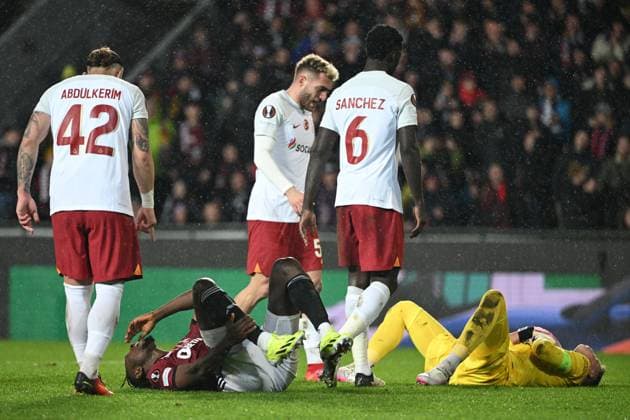 Sport Bilder des Tages L-R Victor Olatunji (Sparta) and goalkeeper Fernando Muslera (Galatasaray) on the ground during the Europa League 2nd round return leg match AC Sparta Prague vs Galatasaray Istanbul, Prague, February 22, 2024. (CTKxPhoto MichalxKamaryt) CTKPhotoP2024022209707  CTKPhotoP2024022209707