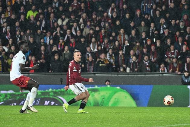 Lukas Haraslin (Sparta), right, scores in in the Europa League 2nd round return leg match AC Sparta Prague vs Galatasaray Istanbul, Prague, February 22, 2024. (CTKxPhoto MichalxKamaryt) CTKPhotoP2024022209881  CTKPhotoP2024022209881