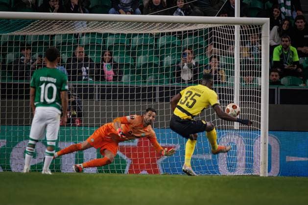 Silvere Ganvoula M boussy scores penalty during UEFA Europa League 23 24 game between Sporting CP and BSC Young Boys at Estadio Jose Alvalade, Lisbon, Portugal. (Maciej Rogowski) Lisbon Estadio Jose Alvalade Portugal Copyright: xMaciejxRogowskix scpybb-1-2