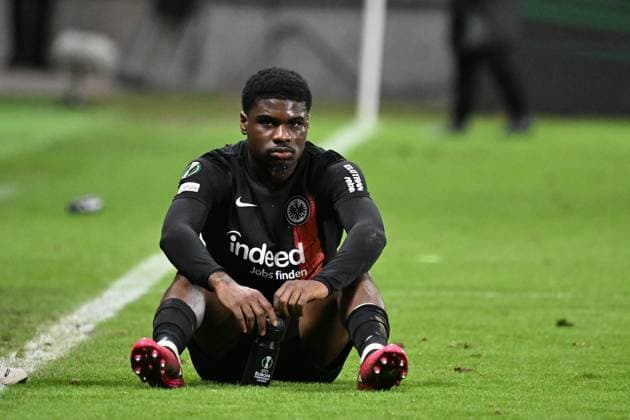 Sport Themen der Woche KW08 Sport Bilder des Tages 22.02.2024, xjhx, Fussball UEFA Conference League, Eintracht Frankfurt - Union Saint-Gilloise emspor, v.l. Eric Junior Dina Ebimbe (Eintracht Frankfurt) Enttäuscht enttaeuscht traurig frustriert ratlos (DFL DFB REGULATIONS PROHIBIT ANY USE OF PHOTOGRAPHS as IMAGE SEQUENCES and or QUASI-VIDEO) Frankfurt am Main *** 22 02 2024, xjhx, Football UEFA Conference League, Eintracht Frankfurt Union Saint Gilloise emspor, v l Eric Junior Dina Ebimbe Eintracht Frankfurt Enttäuscht enttaeuscht traurig frustriert ratlos DFL DFB REGULATIONS PROHIBIT ANY USE OF PHOTOGRAPHS as IMAGE SEQUENCES and or QUASI VIDEO Frankfurt am Main