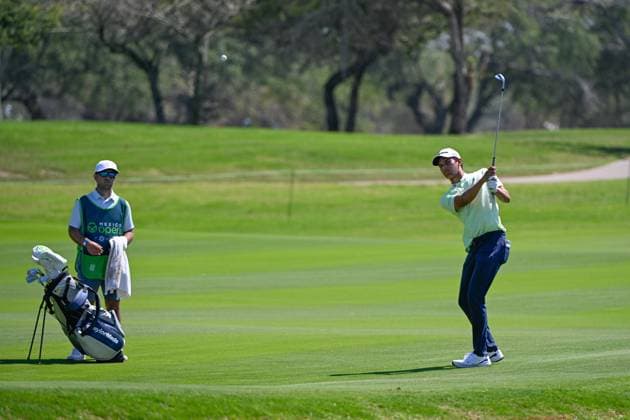 VALLARTA, - FEBRUARY 22: Omar Morales(a) (MEX) chips up on to 15 during Rd1 of the Mexico Open at Vidanta on February 22, 2024 in Puerto Vallarta, Mexico. (Photo by Ken Murray Icon Sportswire) GOLF: FEB 22 PGA, Golf Herren Mexico Open at Vidanta EDITORIAL USE ONLY Icon2402220301