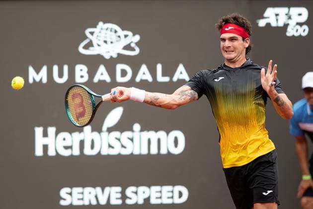 Sport Bilder des Tages (240223) -- RIO DE JANEIRO, Feb. 23, 2024 -- Thiago Seyboth Wild of Brazil hits a return during the round 16 match against Jaume Antoni Munar Clar of Spain at the 2024 ATP500 Rio Open at Jockey Club Brasileiro in Rio de Janeiro, Brazil, Feb. 22, 2024. ) (SP)BRAZIL-RIO DE JANEIRO-TENNIS-ATP500-RIO OPEN WangxTiancong 