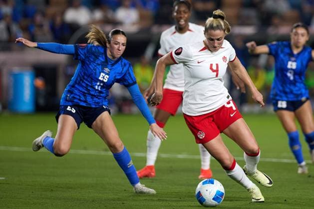 RECORD DATE NOT STATED Concacaf W Gold Cup 2024 Canada vs El Salvador Samantha Fisher (L) of El Salvador fights for the ball with Shelina Zadorsky (R) of Canada during the Group stage, Group C match between Canada and El Salvador as part of the Concacaf Womens Gold Cup 2024, at Shell Energy Stadium on February 22, 2024 in Houston, Texas, United States. HOUSTON TEXAS UNITED STATES  Copyright: xGustavoxValdezx 20240222203910_CWGC_24_GC_CAN_ESA_ZADORSKY85