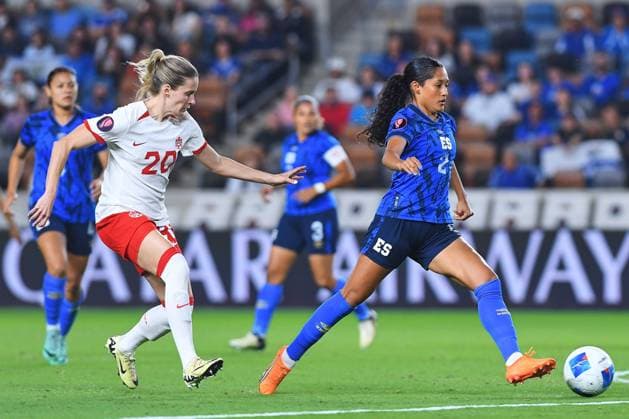 RECORD DATE NOT STATED Concacaf W Gold Cup 2024 Canada vs El Salvador Cloe Lacasse (L) of Canada fights for the ball with Juan Plata (R) of El Salvador during the Group stage, Group C match between Canada and El Salvador as part of the Concacaf Womens Gold Cup 2024, at Shell Energy Stadium on February 22, 2024 in Houston, Texas, United States. HOUSTON TEXAS UNITED STATES  Copyright: xJONATHANxDUENASx 20240222203014_CWGC_24_GC_CAN_ESA_LACASSE64