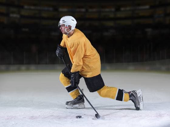 Ice hockey, Eishockey player in action ice hockey player in action kicking with stick (License=RF) 10480997 ,model released, Symbolfoto Copyright: xZoonar.com benisxarapovicx 10480997 ,model released, Symbolfoto ,property released