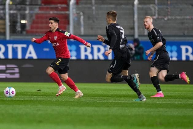 Robin Heußer (SV Wehen Wiesbaden, 7), Filip Bilbija (SC Paderborn 07, 07), GER, SV Wehen Wiesbaden gegen SC Paderborn 07, Fussball, 2. Bundesliga, 23. Spieltag, Spielzeit 2023 2024, 23.02.2024 DFL REGULATIONS PROHIBIT ANY USE OF PHOTOGRAPHS AS IMAGE SEQUENCES AND OR QUASI-VIDEO GER, SV Wehen Wiesbaden gegen SC Paderborn 07, Fussball, 2. Bundesliga, 23. Spieltag, Spielzeit 2023 2024, 23.02.2024 Wiesbaden