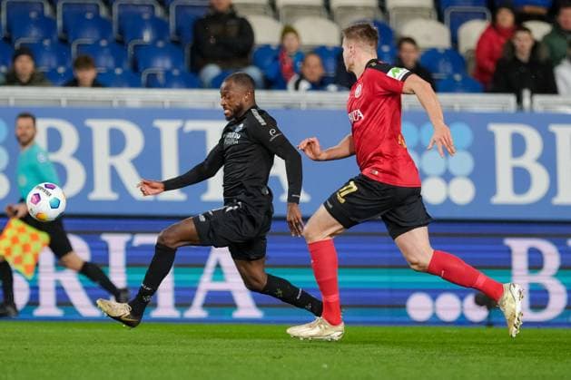 Marco Schuster (SC Paderborn 07, 06) im Zweikampf mit Florian Carstens (SV Wehen Wiesbaden, 17), GER, SV Wehen Wiesbaden gegen SC Paderborn 07, Fussball, 2. Bundesliga, 23. Spieltag, Spielzeit 2023 2024, 23.02.2024 DFL REGULATIONS PROHIBIT ANY USE OF PHOTOGRAPHS AS IMAGE SEQUENCES AND OR QUASI-VIDEO GER, SV Wehen Wiesbaden gegen SC Paderborn 07, Fussball, 2. Bundesliga, 23. Spieltag, Spielzeit 2023 2024, 23.02.2024 Wiesbaden