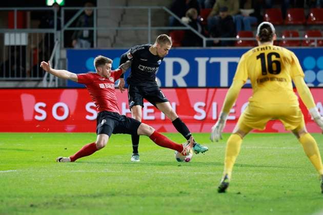 23.02.2024, xavx, Fussball 2.Bundesliga, SV Wehen Wiesbaden - SC Paderborn 07 emspor, v.l. Marcus Mathisen (SV Wehen Wiesbaden), Filip Bilbija (SC Paderborn 07) (DFL DFB REGULATIONS PROHIBIT ANY USE OF PHOTOGRAPHS as IMAGE SEQUENCES and or QUASI-VIDEO) Wiesbaden