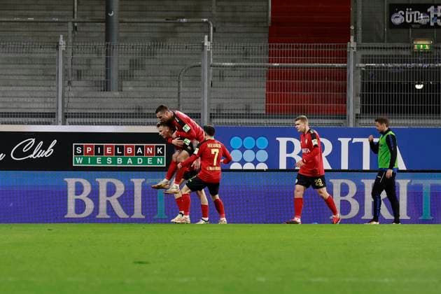 23.02.2024, xavx, Fussball 2.Bundesliga, SV Wehen Wiesbaden - SC Paderborn 07 emspor, v.l. Franko Kovacevic (SV Wehen Wiesbaden) celebrate the goal, Der Torjubel zum 1:0 (DFL DFB REGULATIONS PROHIBIT ANY USE OF PHOTOGRAPHS as IMAGE SEQUENCES and or QUASI-VIDEO) Wiesbaden