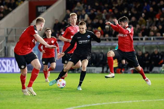 23.02.2024, xavx, Fussball 2.Bundesliga, SV Wehen Wiesbaden - SC Paderborn 07 emspor, v.l. Filip Bilbija (SC Paderborn 07), Sascha Mockenhaupt (SV Wehen Wiesbaden), Florian Carstens (SV Wehen Wiesbaden), Bjarke Jacobsen (SV Wehen Wiesbaden) (DFL DFB REGULATIONS PROHIBIT ANY USE OF PHOTOGRAPHS as IMAGE SEQUENCES and or QUASI-VIDEO) Wiesbaden