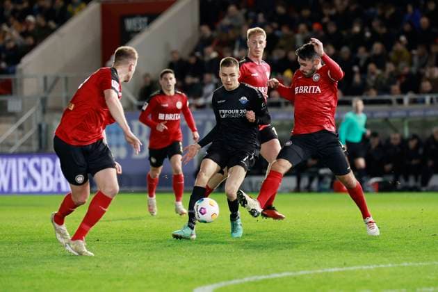 23.02.2024, xavx, Fussball 2.Bundesliga, SV Wehen Wiesbaden - SC Paderborn 07 emspor, v.l. Filip Bilbija (SC Paderborn 07), Sascha Mockenhaupt (SV Wehen Wiesbaden), Florian Carstens (SV Wehen Wiesbaden), Bjarke Jacobsen (SV Wehen Wiesbaden) (DFL DFB REGULATIONS PROHIBIT ANY USE OF PHOTOGRAPHS as IMAGE SEQUENCES and or QUASI-VIDEO) Wiesbaden