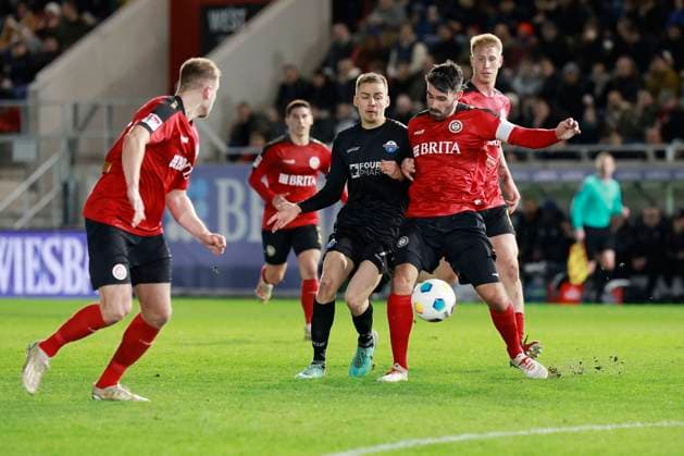 23.02.2024, xavx, Fussball 2.Bundesliga, SV Wehen Wiesbaden - SC Paderborn 07 emspor, v.l. Filip Bilbija (SC Paderborn 07), Sascha Mockenhaupt (SV Wehen Wiesbaden), Florian Carstens (SV Wehen Wiesbaden), Bjarke Jacobsen (SV Wehen Wiesbaden) (DFL DFB REGULATIONS PROHIBIT ANY USE OF PHOTOGRAPHS as IMAGE SEQUENCES and or QUASI-VIDEO) Wiesbaden