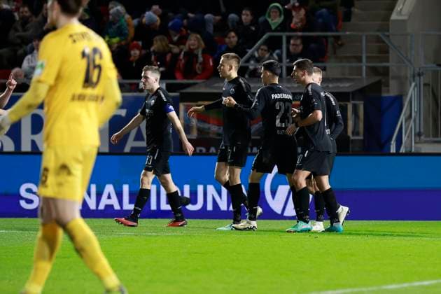 23.02.2024, xavx, Fussball 2.Bundesliga, SV Wehen Wiesbaden - SC Paderborn 07 emspor, v.l. celebrate the goal, Der Torjubel zum 1:1 durch Koen Kostons (SC Paderborn 07) (DFL DFB REGULATIONS PROHIBIT ANY USE OF PHOTOGRAPHS as IMAGE SEQUENCES and or QUASI-VIDEO) Wiesbaden