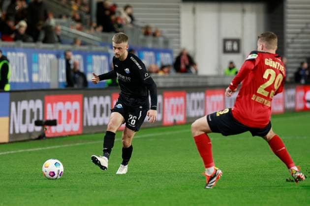 23.02.2024, xavx, Fussball 2.Bundesliga, SV Wehen Wiesbaden - SC Paderborn 07 emspor, v.l. Sebastian Klaas (SC Paderborn 07), Lasse Günther (SV Wehen Wiesbaden) (DFL DFB REGULATIONS PROHIBIT ANY USE OF PHOTOGRAPHS as IMAGE SEQUENCES and or QUASI-VIDEO) Wiesbaden