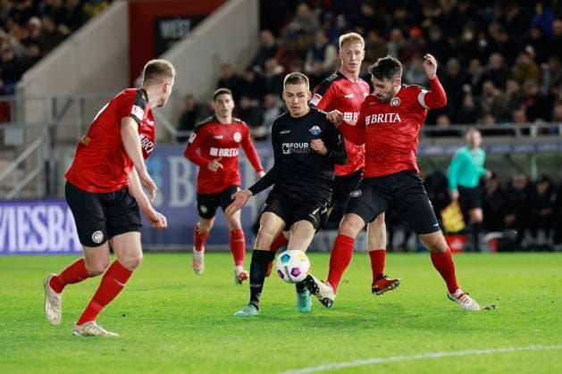 23.02.2024, xavx, Fussball 2.Bundesliga, SV Wehen Wiesbaden - SC Paderborn 07 emspor, v.l. Filip Bilbija (SC Paderborn 07), Sascha Mockenhaupt (SV Wehen Wiesbaden), Florian Carstens (SV Wehen Wiesbaden), Bjarke Jacobsen (SV Wehen Wiesbaden) (DFL DFB REGULATIONS PROHIBIT ANY USE OF PHOTOGRAPHS as IMAGE SEQUENCES and or QUASI-VIDEO) Wiesbaden