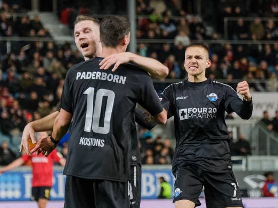 Pelle Boevink (SC Paderborn 07, 01), Robert Leipertz (SC Paderborn 07, 12) und Filip Bilbija (SC Paderborn 07, 07) bejubeln das Tor zum 1:1, GER, SV Wehen Wiesbaden gegen SC Paderborn 07, Fussball, 2. Bundesliga, 23. Spieltag, Spielzeit 2023 2024, 23.02.2024 DFL REGULATIONS PROHIBIT ANY USE OF PHOTOGRAPHS AS IMAGE SEQUENCES AND OR QUASI-VIDEO GER, SV Wehen Wiesbaden gegen SC Paderborn 07, Fussball, 2. Bundesliga, 23. Spieltag, Spielzeit 2023 2024, 23.02.2024 Wiesbaden