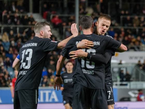 Pelle Boevink (SC Paderborn 07, 01), Robert Leipertz (SC Paderborn 07, 12) und Filip Bilbija (SC Paderborn 07, 07) bejubeln das Tor zum 1:1, GER, SV Wehen Wiesbaden gegen SC Paderborn 07, Fussball, 2. Bundesliga, 23. Spieltag, Spielzeit 2023 2024, 23.02.2024 DFL REGULATIONS PROHIBIT ANY USE OF PHOTOGRAPHS AS IMAGE SEQUENCES AND OR QUASI-VIDEO GER, SV Wehen Wiesbaden gegen SC Paderborn 07, Fussball, 2. Bundesliga, 23. Spieltag, Spielzeit 2023 2024, 23.02.2024 Wiesbaden