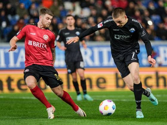 Martin Angha (SV Wehen Wiesbaden, 2) im Zweikampf mit Filip Bilbija (SC Paderborn 07, 07), GER, SV Wehen Wiesbaden gegen SC Paderborn 07, Fussball, 2. Bundesliga, 23. Spieltag, Spielzeit 2023 2024, 23.02.2024 DFL REGULATIONS PROHIBIT ANY USE OF PHOTOGRAPHS AS IMAGE SEQUENCES AND OR QUASI-VIDEO GER, SV Wehen Wiesbaden gegen SC Paderborn 07, Fussball, 2. Bundesliga, 23. Spieltag, Spielzeit 2023 2024, 23.02.2024 Wiesbaden