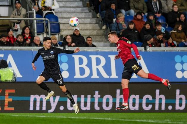 Raphael Obermair (SC Paderborn 07, 23), Lasse Guenther (SV Wehen Wiesbaden, 29), GER, SV Wehen Wiesbaden gegen SC Paderborn 07, Fussball, 2. Bundesliga, 23. Spieltag, Spielzeit 2023 2024, 23.02.2024 DFL REGULATIONS PROHIBIT ANY USE OF PHOTOGRAPHS AS IMAGE SEQUENCES AND OR QUASI-VIDEO GER, SV Wehen Wiesbaden gegen SC Paderborn 07, Fussball, 2. Bundesliga, 23. Spieltag, Spielzeit 2023 2024, 23.02.2024 Wiesbaden